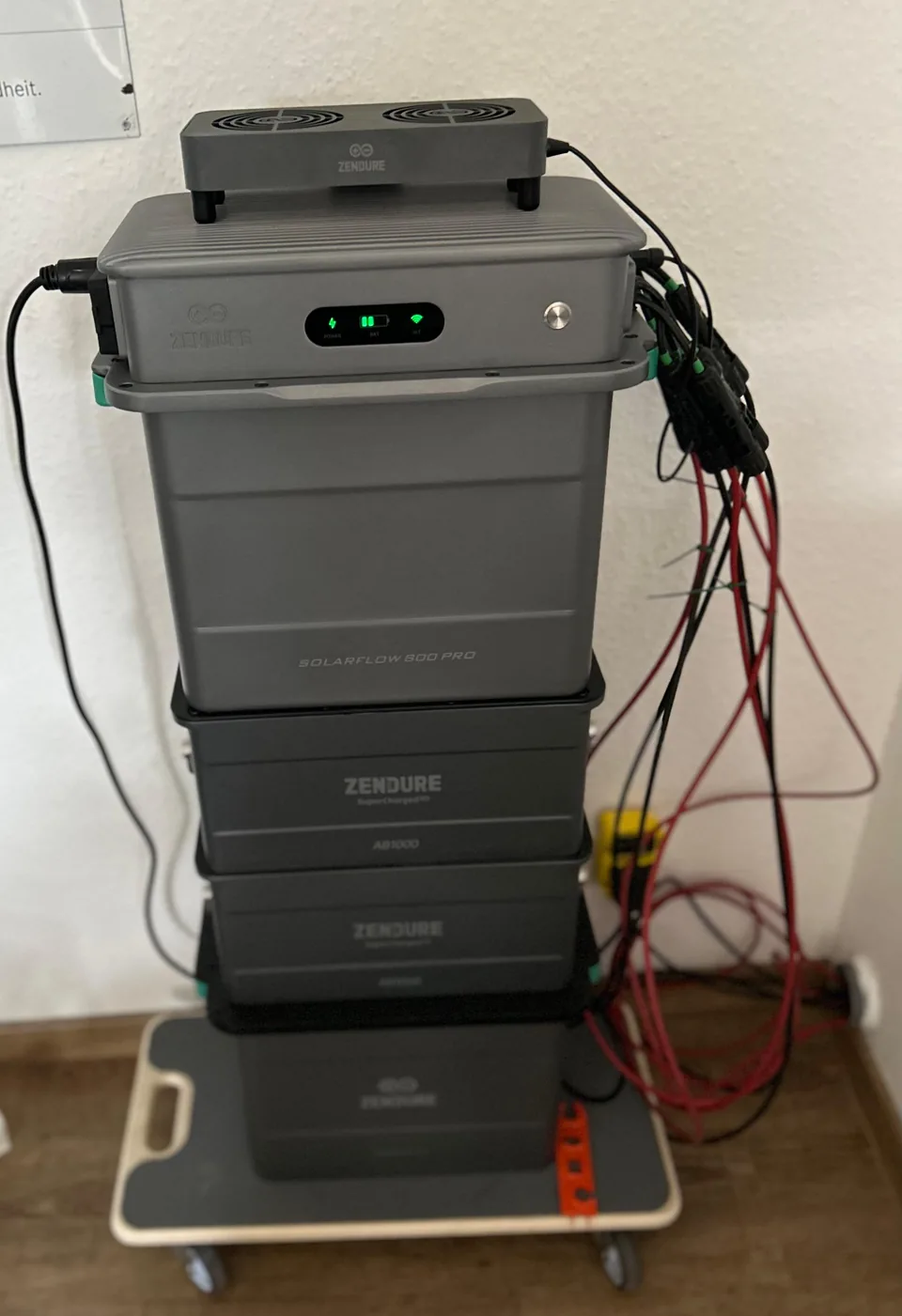 Speicherkomponenten mit seitlichen Leitungen auf einer rollbaren Unterlage.